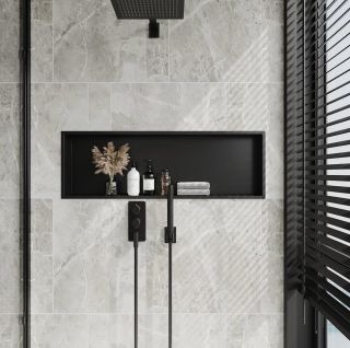 Na detailoch záleží. 🖤 Zápustná polička je presne ten typ detailu, ktorý si zamilujete. 🫧 Zladili by ste ju s obkladom...